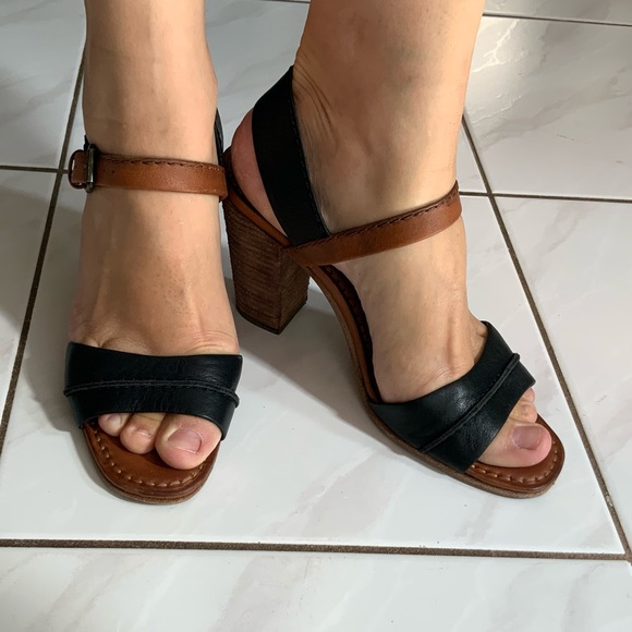 FRYE - 8.5 Block Heel Sandals. EUC - Picture 6 of 11